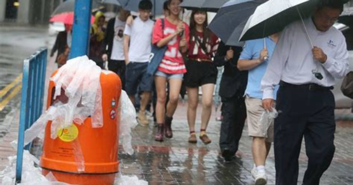 14 Million Disposable Plastic Umbrella Covers Used During Hong Kong’s Rainy Season - Yp