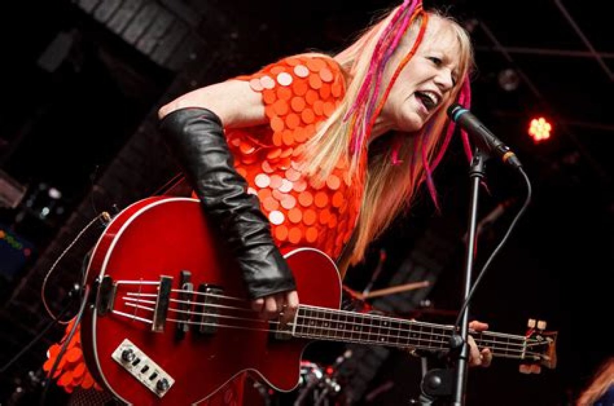 9 Extraordinary Facts About Tina Weymouth