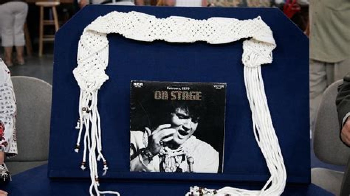 Antiques Roadshow | Appraisal: Elvis Presley-Signed Album & Belt, Ca. 1970 | Season 25 | Episode 12