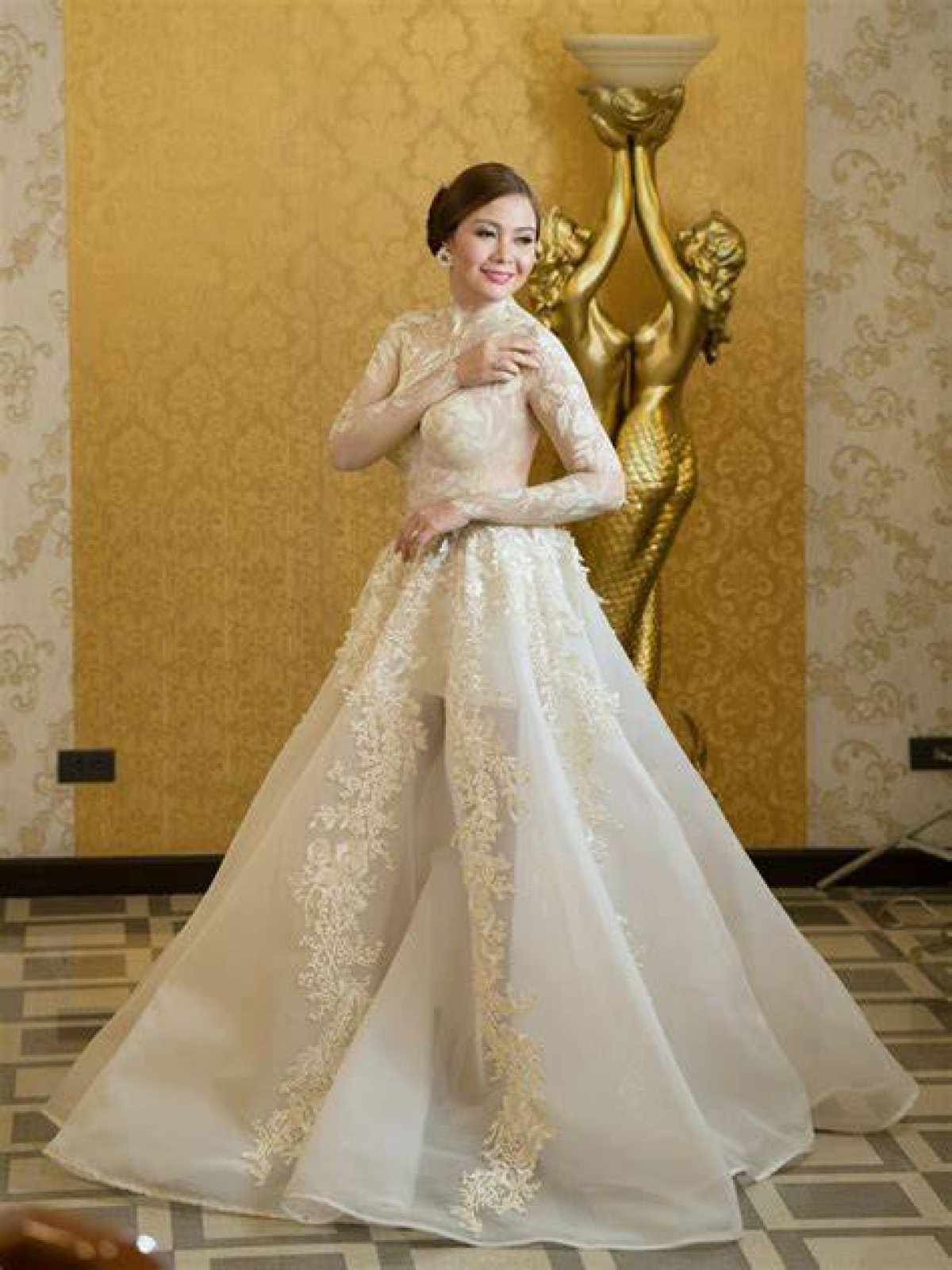 Around the Nation: Chinese 'Naked' Wedding Celebrations Focus on Love - Not Money