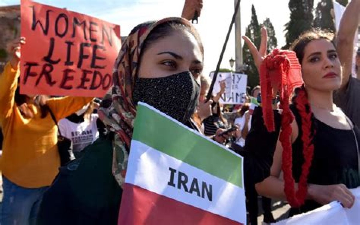 As More Women Defy Hijab Laws, Iran’s Government Pushes Back