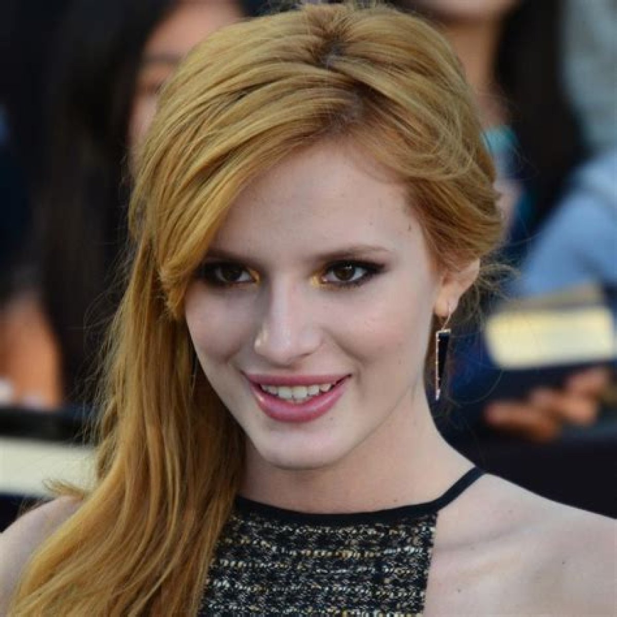 Bella Thorne - Bio, Net Worth, Height