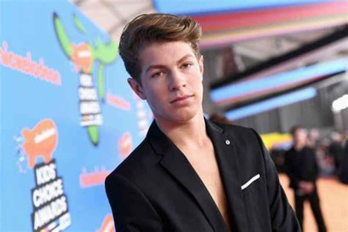 Ben Azelart Wiki, Girlfriend, Brother, Sister, Height & More