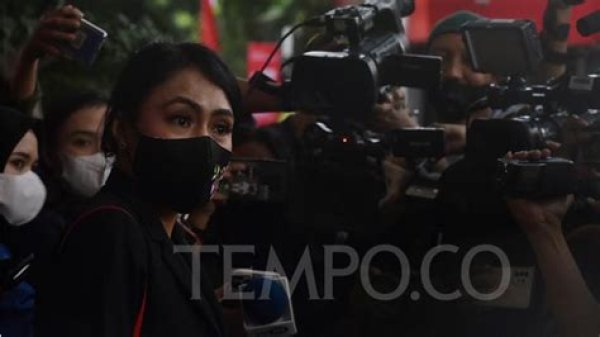 Brigita Manohara Hands-over Rp480Mn from Ricky Ham to Kpk as Evidence