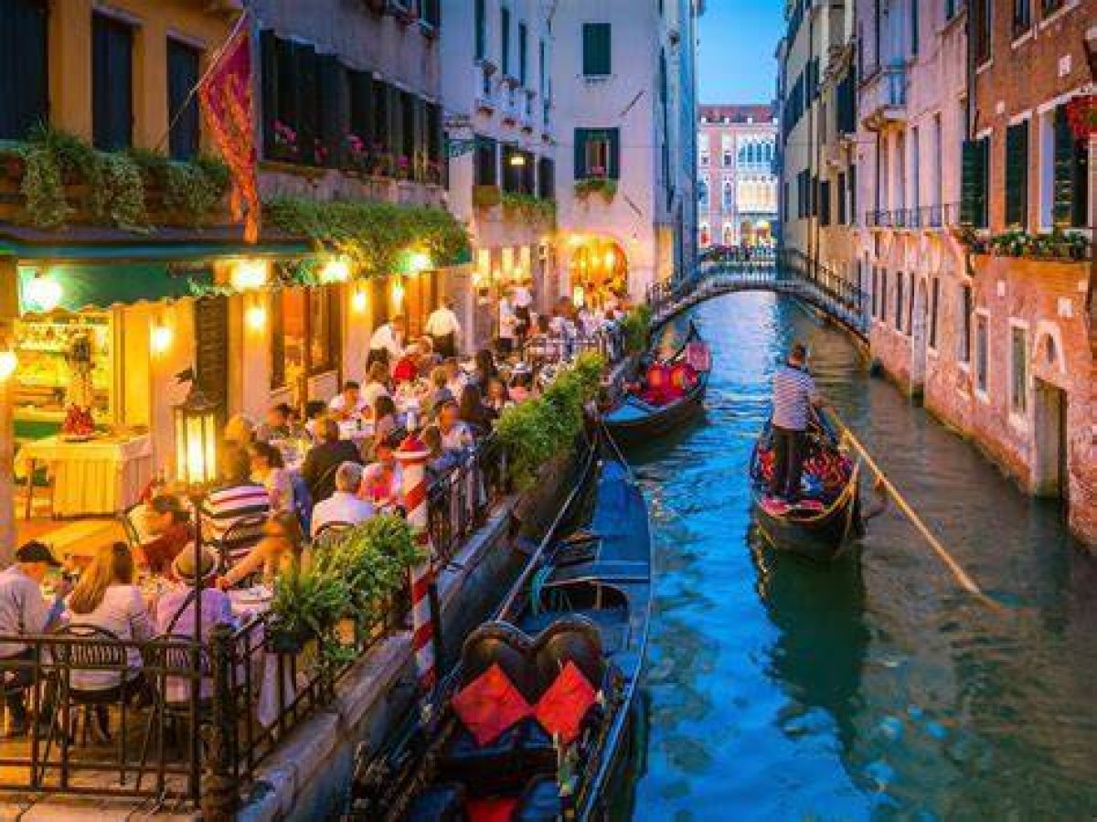 Can You Drink on Gondolas in Venice?