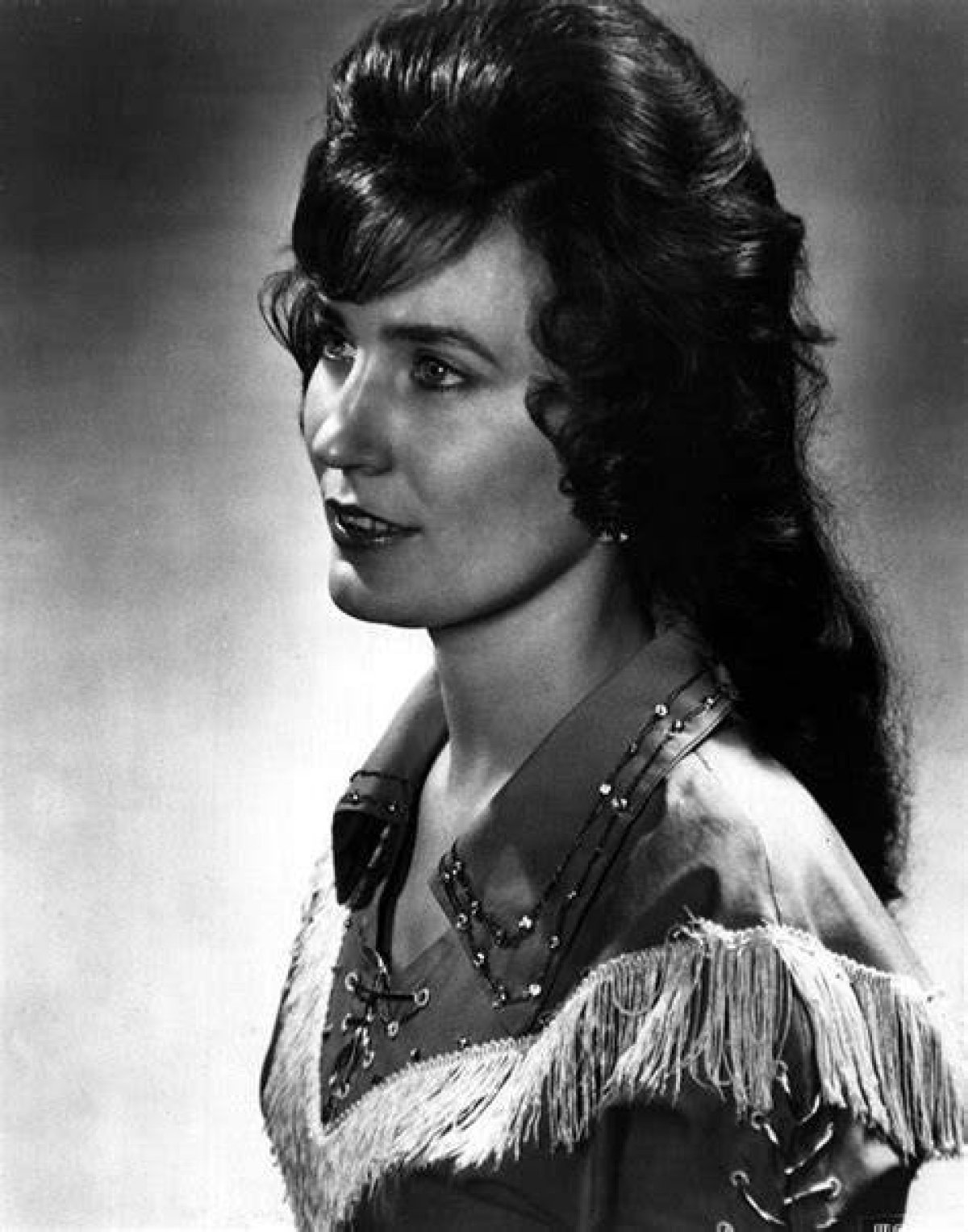 Captivating Young Loretta Lynn Pictures: a Glimpse into Country Music's Icon