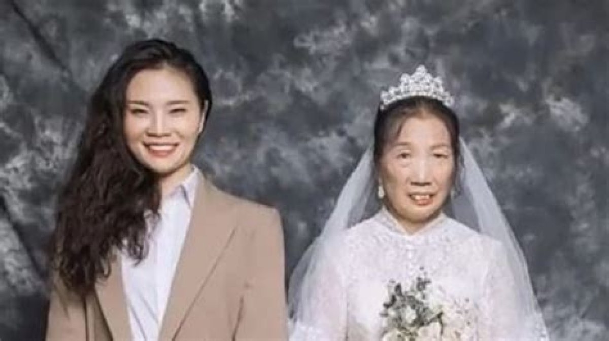 Chinese Woman Poses with Widowed Mother for the Wedding Photos She Never Had, and Hearts Melt