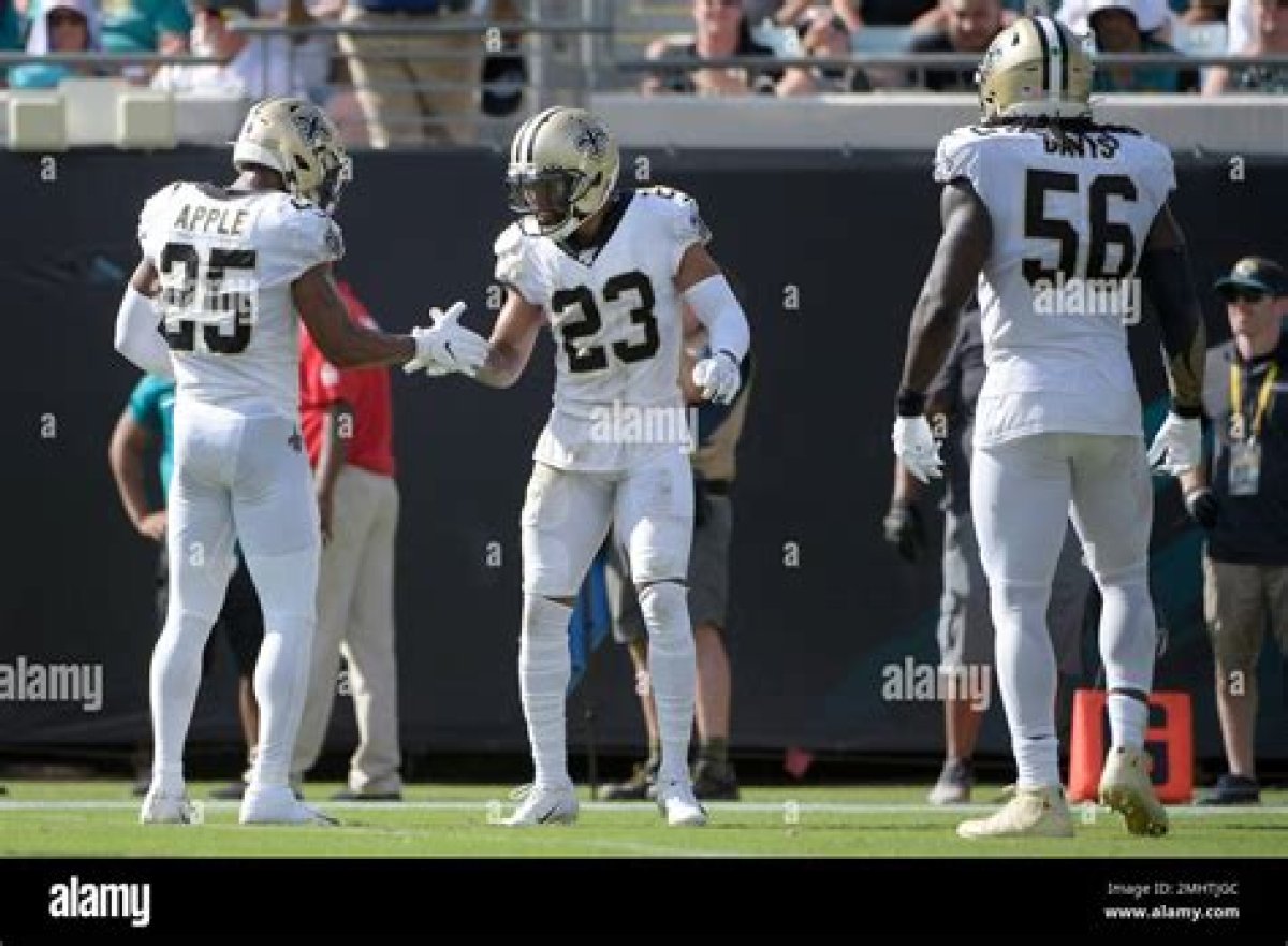 Cornerback Apple of the New Orleans Saints
