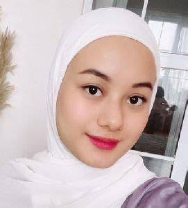 
Dinda Hauw Height, Weight, Net Worth, Age, Birthday, Wikipedia, Who, Nationality, Biography 