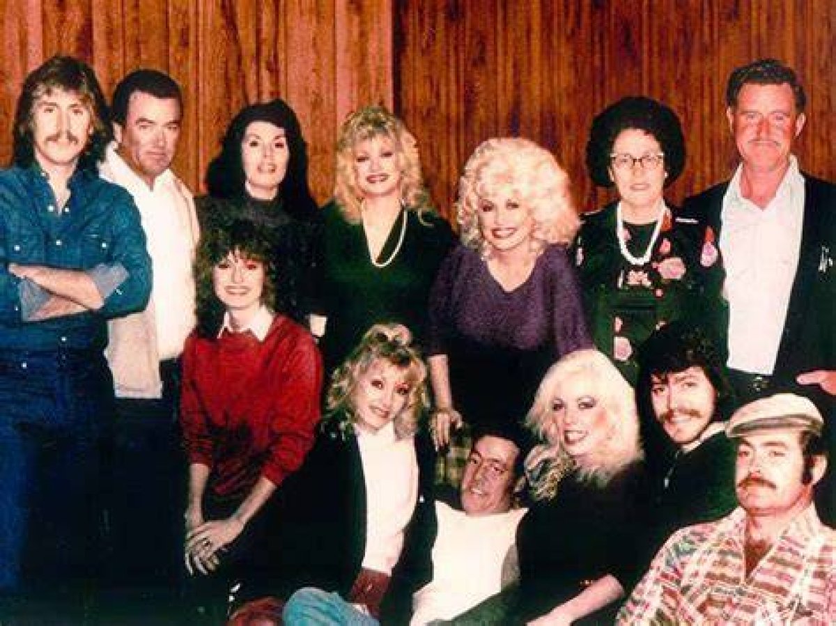 Dolly Partons Siblings: from Poverty to Stardom
