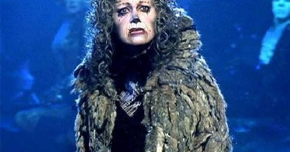 Dreamgirls Actress Who Plays Grizabella in Cats: 2 Wds.