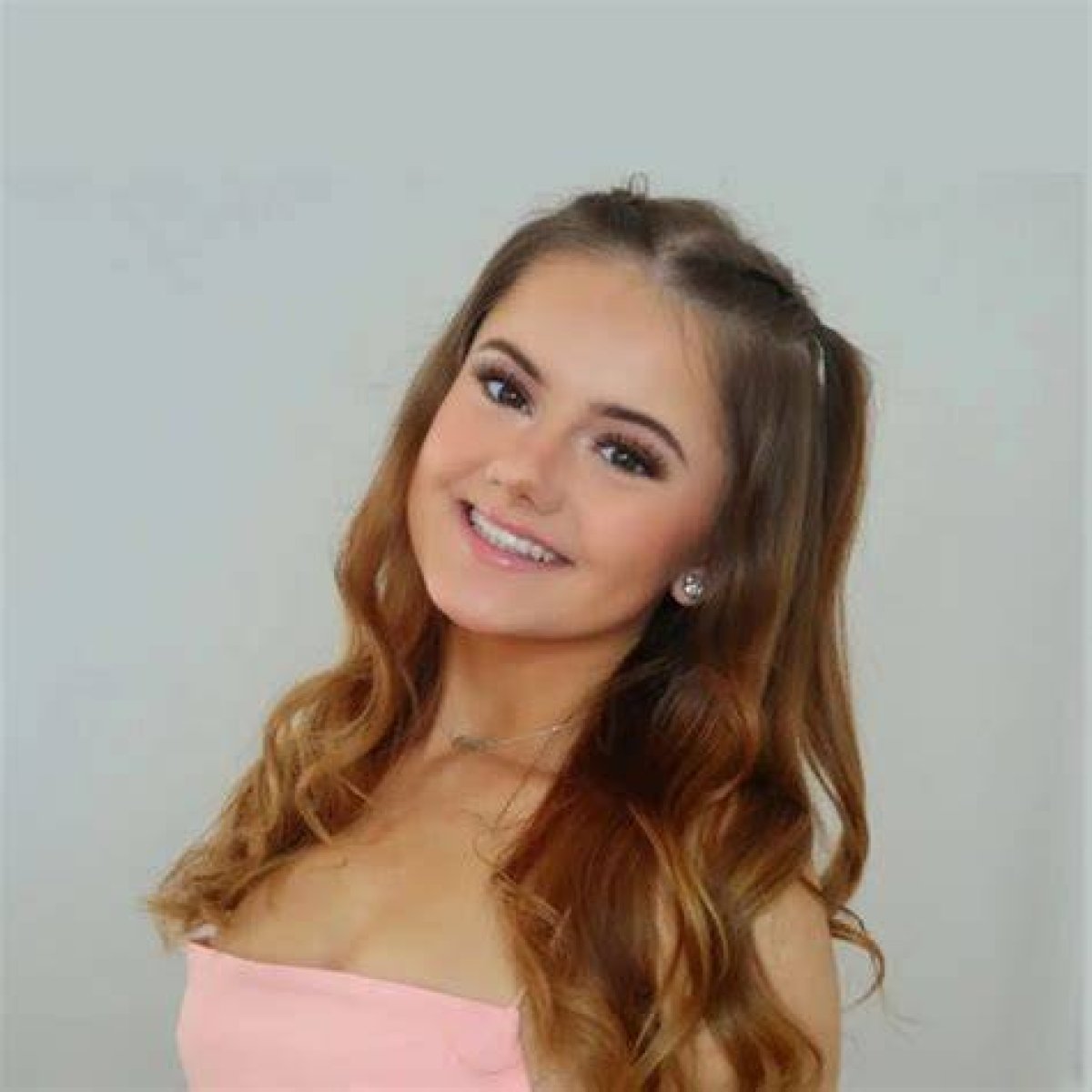 Ellie Louise [Youtuber] Net Worth, Wiki, Height, Weight & More