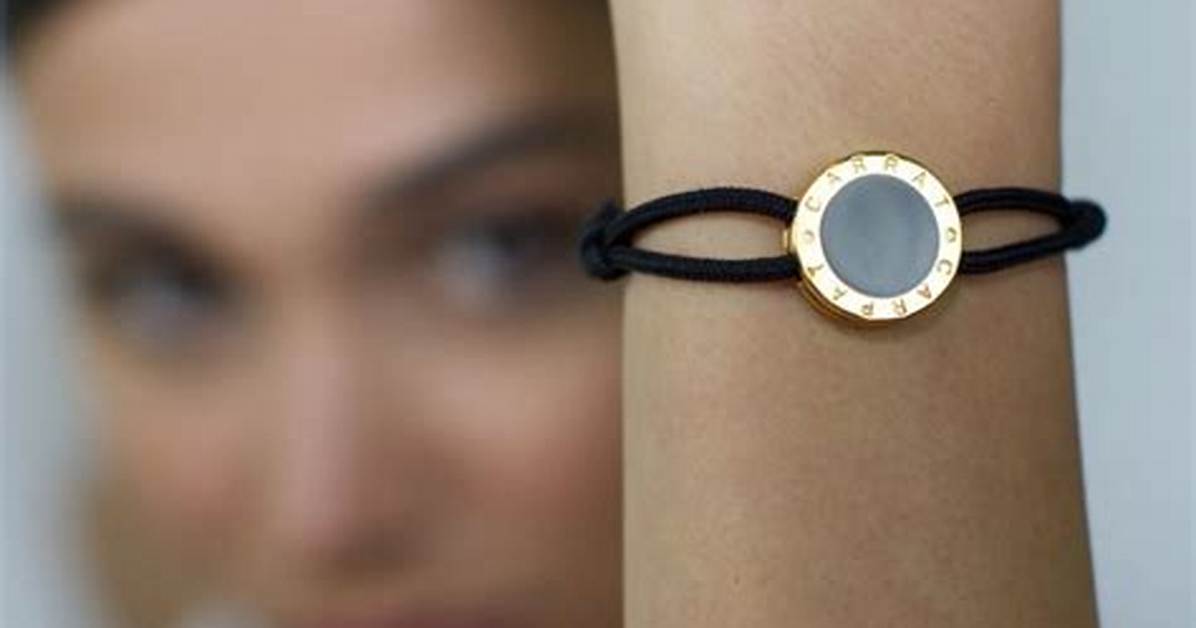 Frenchman Designs Smart Bracelet Aimed at Protecting Women from Assault, Inspired by a Painful Personal Experience