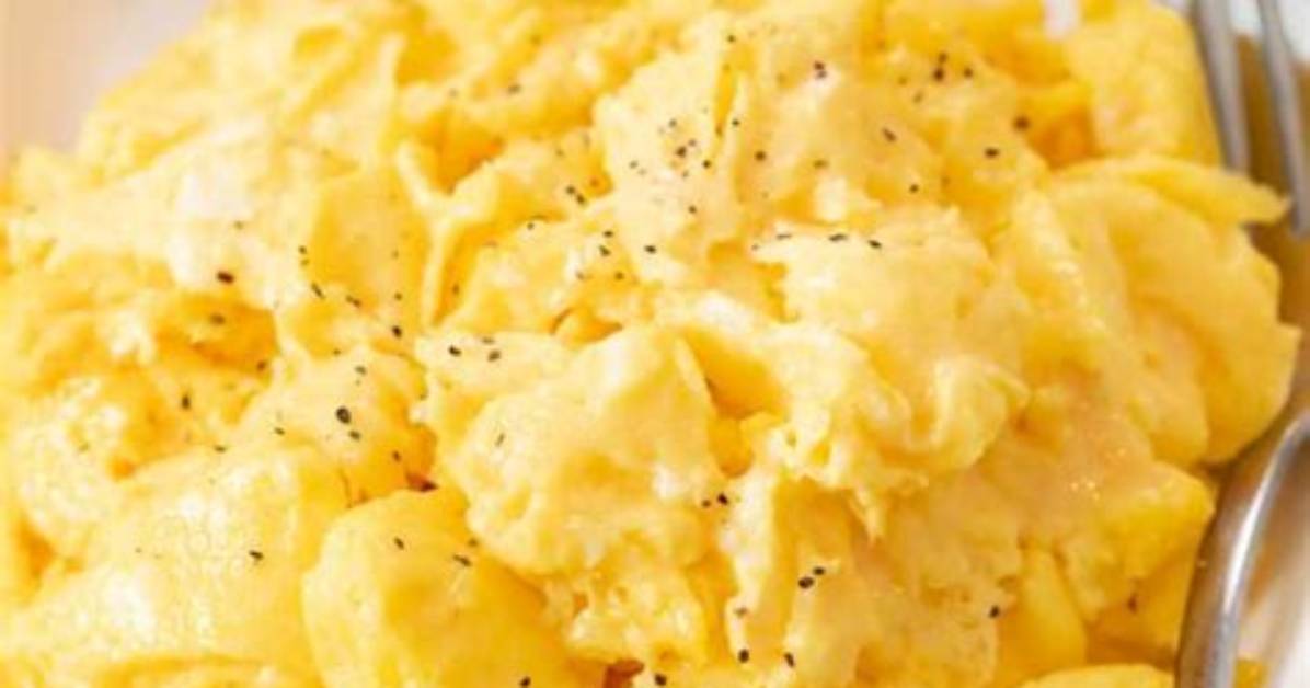 Get Fluffy Scrambled Eggs by Mixing Them in a Blender