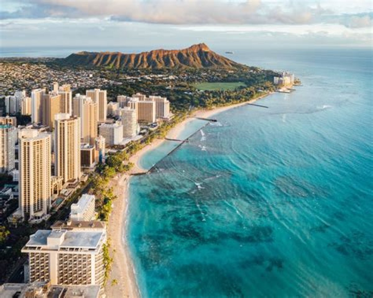 Hawaiian Island That's Home to Waikiki Beach