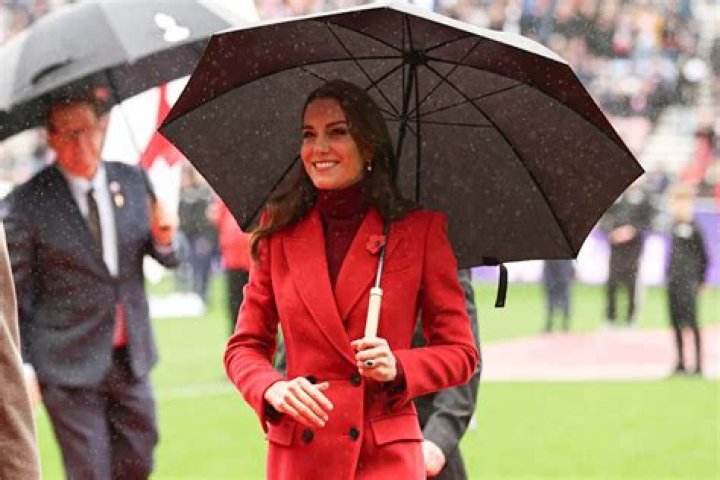 
Kate Middleton Roots on England at Rugby League World Cup Quarterfinals Match 