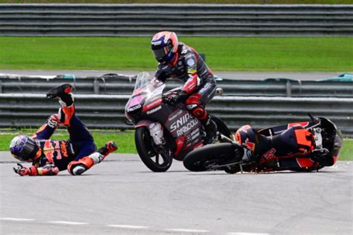 Malaysian Moto3: Historic First Win for Veijer as Title Rivals Battle Behind | Moto3