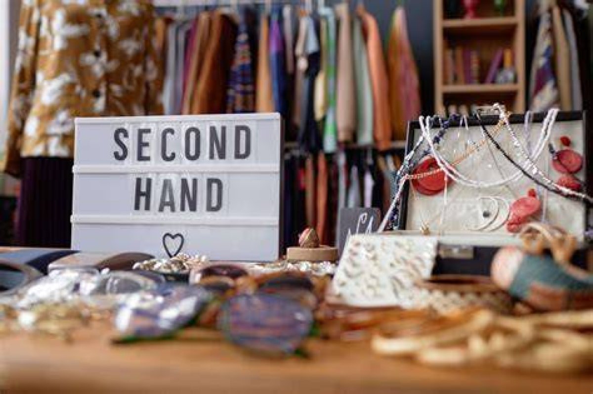 ___ Market (Place to Buy Secondhand Goods)