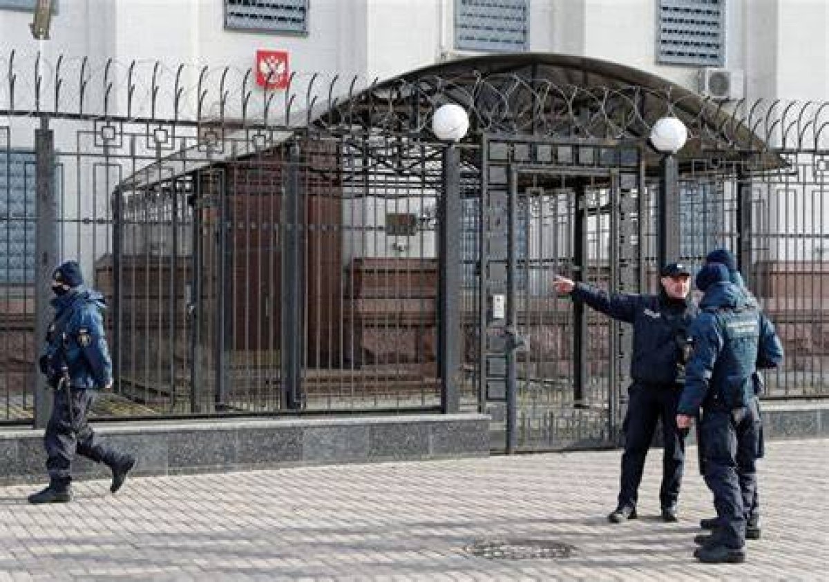 Moscow Evacuating Embassy in Kyiv, Ukraine Urges Citizens to Leave Russia