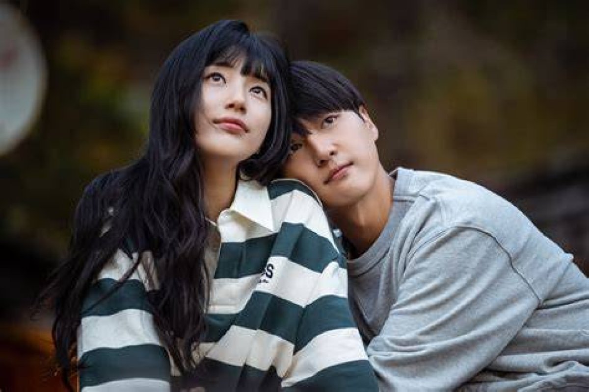 Netflix K-Drama Review: Doona! – Bae Suzy Plays a K-Pop Superstar in Superficial, Drawn-out Romance Series