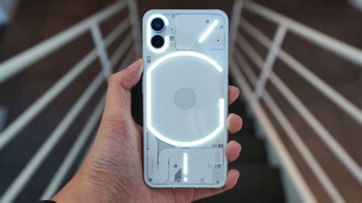 Nothing Phone 1 Review: iPhone Lookalike Is a Good Mid-Range Smartphone for a Decent Price, but Not as Great as the Hype Had Us Believe