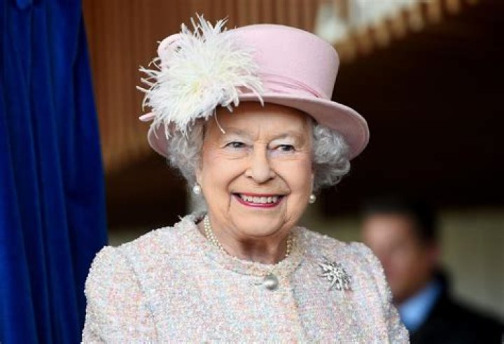 
Photographer Shares Queen Elizabeth’s ‘Amazing Twist’ to Avoid Having Her Hands in Pictures 