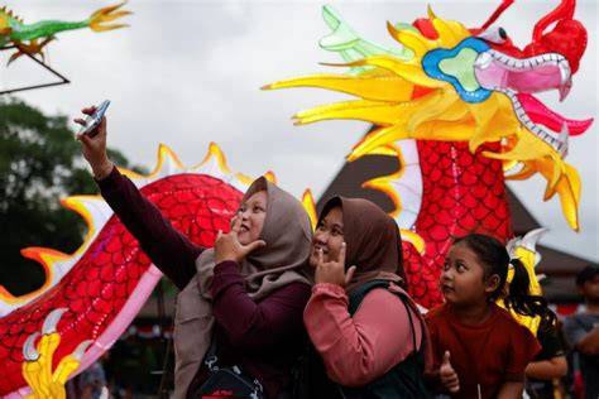 Photos: Year of the Dragon Celebrated Across Asia on Lunar New Year