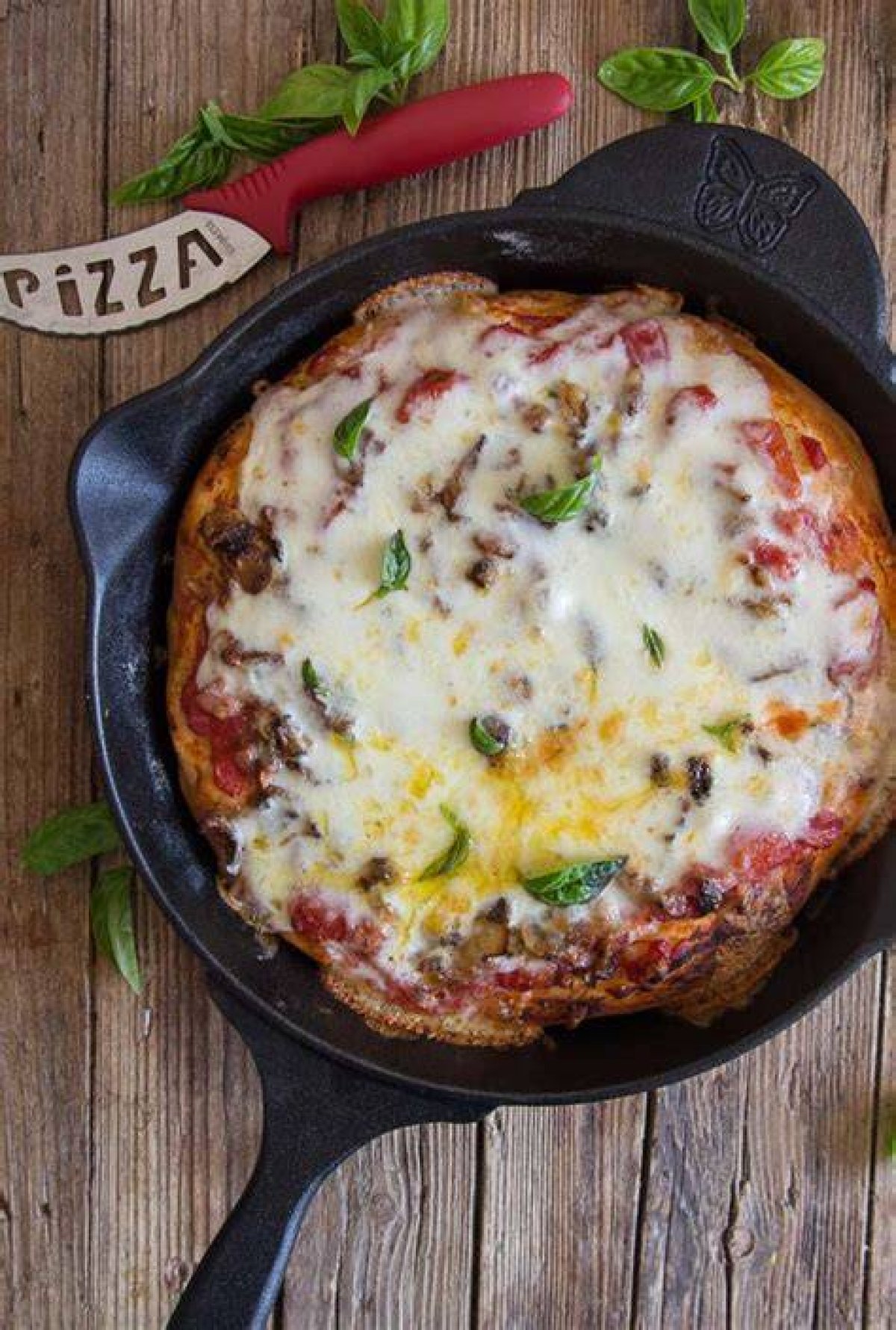 Pizza Made in Cast Iron Skillet: Easy Recipe for a Crispy Crust