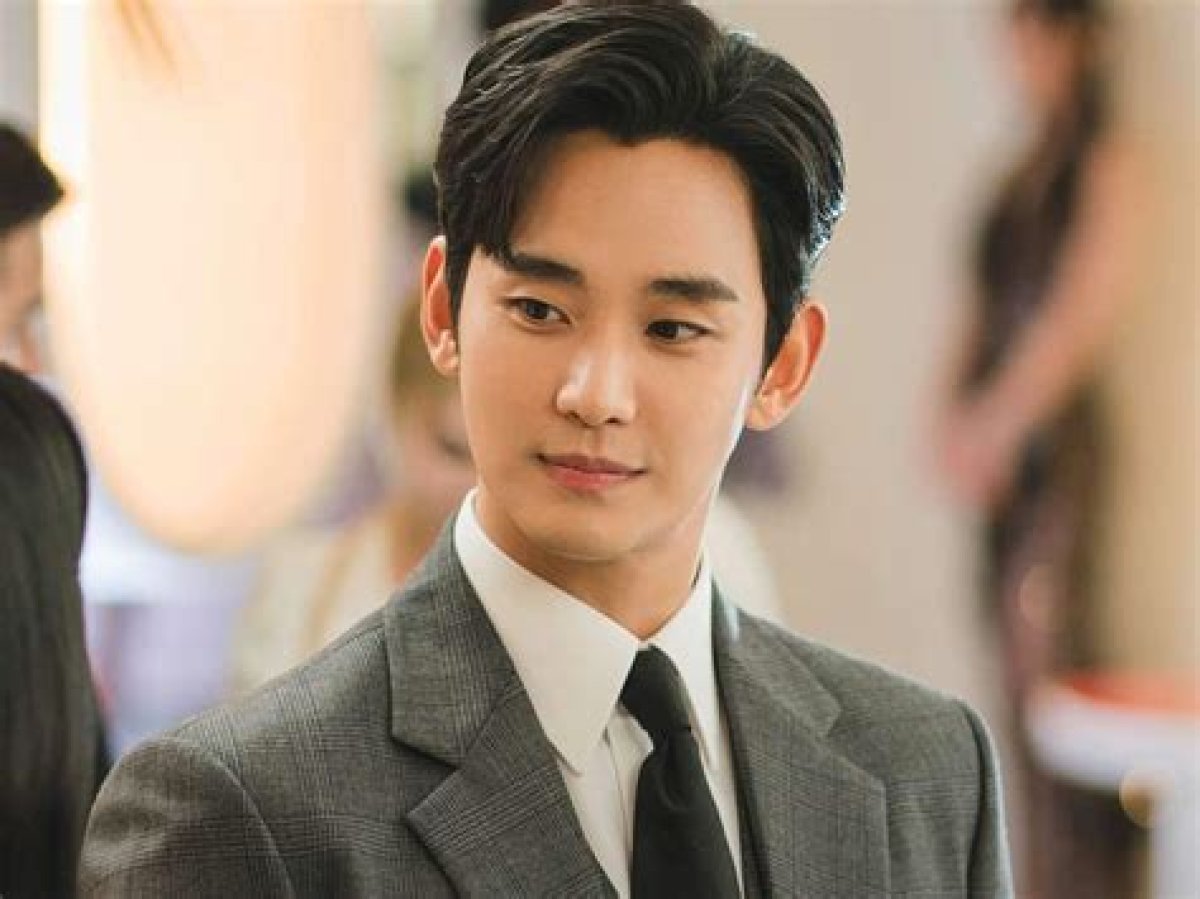Queen of Tears Star Kim Soo Hyun Expresses Feeling Overwhelmed Upon Being Flooded by Fan Messages