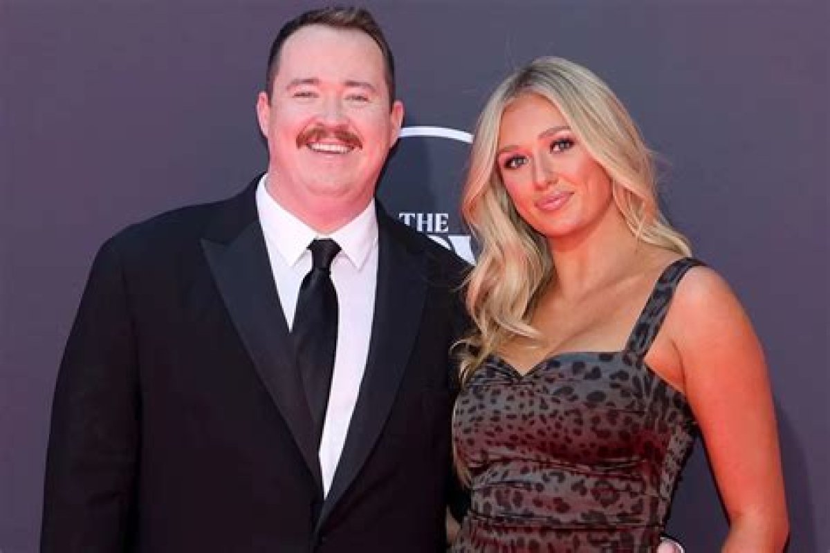 Shane Gillis Jokes About Girlfriend and Her Navy Seal Ex in New Netflix Special