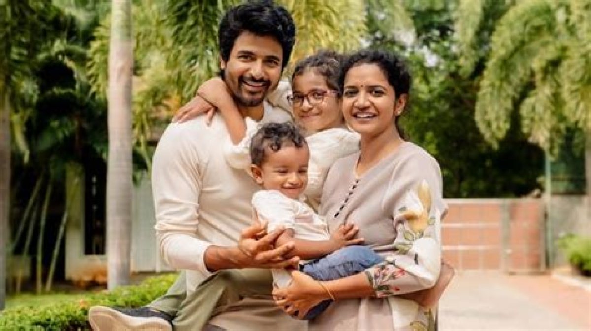 Sivakarthikeyan Shares Family Portraits on Son Gugan's Birthday; Holds His Kids and Wife Close in Arms, See Pics