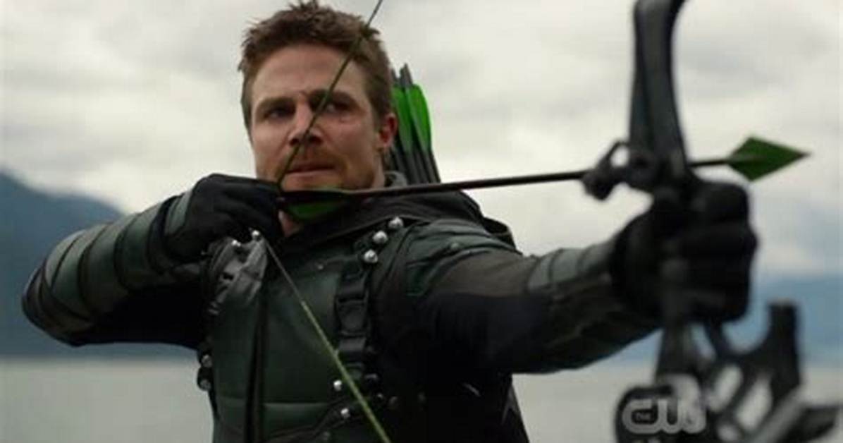 Stephen Amell Describes New Bow for 'Arrow' Season 6
