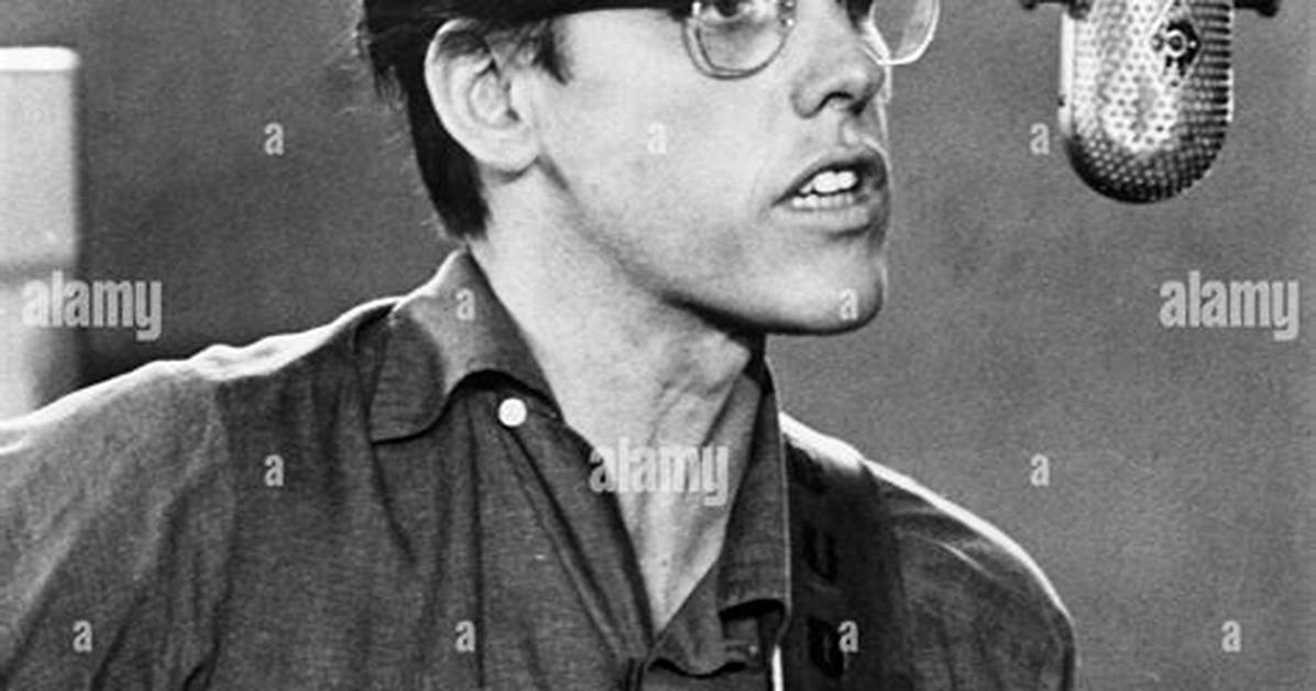The Buddy Holly Story Actor Who Played Fbi Agent Angelo Pappas in 1991'S Point Break: 2 Wds.