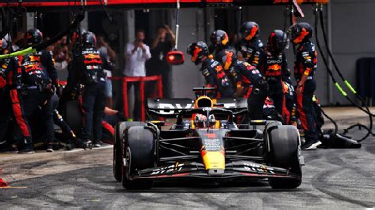 The Mind-Blowing Logistics of How F1 Flies 20 Hours from Las Vegas to Abu Dhabi | F1