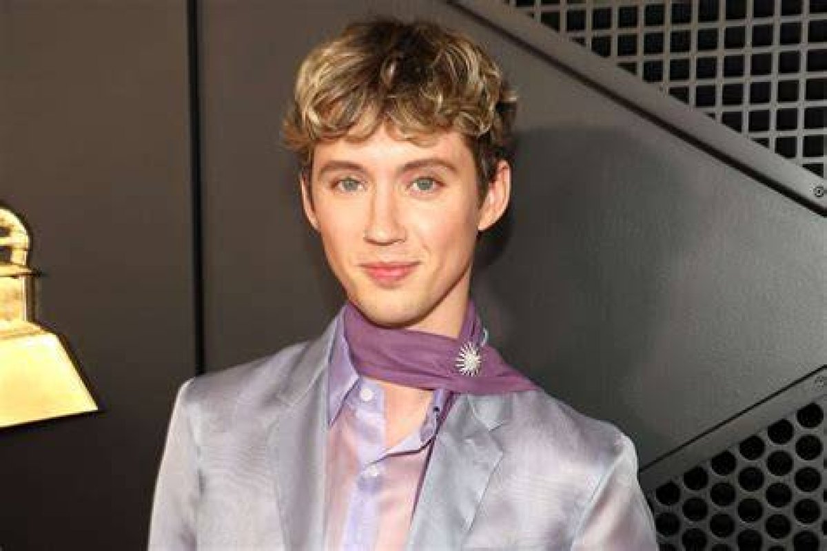 Troye Sivan's Romantic Journey: a Look into His Dating History