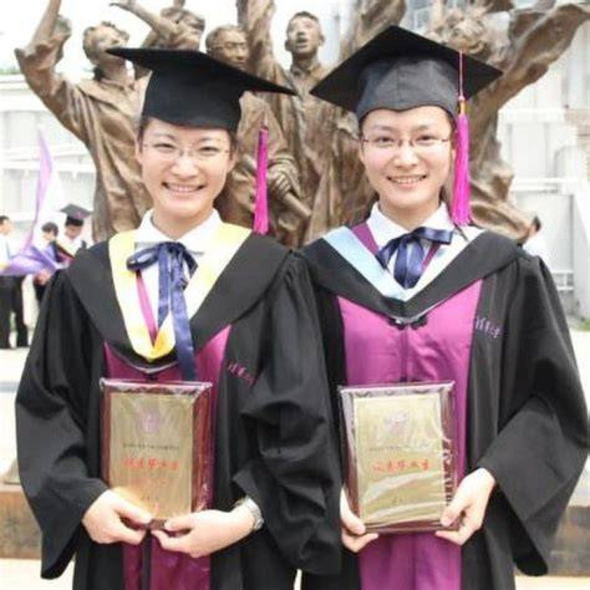 Tsinghua University’s ‘Star’ Twin Scientists Return to China from the Us, Canada