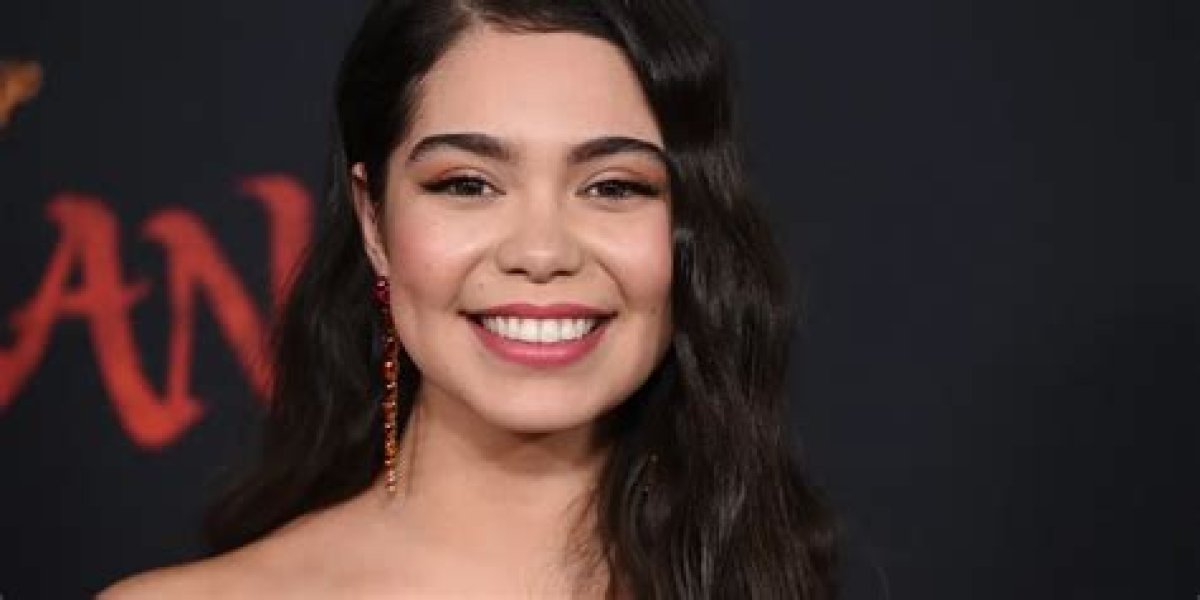 Unveiling Auli'i Cravalho's Dating World: Exclusive Insights and Discoveries