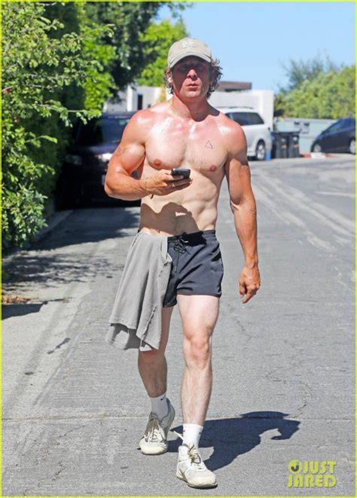 Unveiling Jeremy Allen White's Workout Regimen: a Journey to Fitness