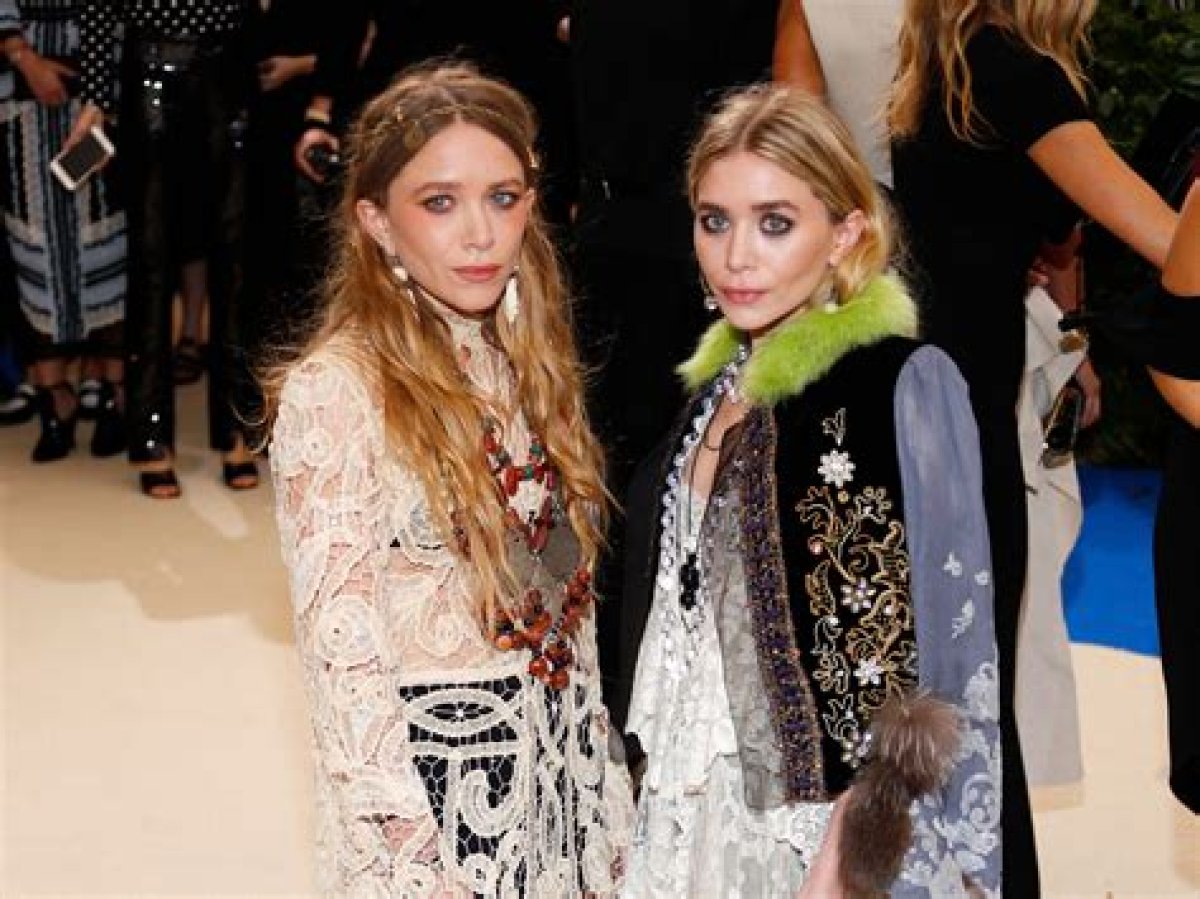 Unveiling the Iconic Style of Mary Kate and Ashley Olsen in Bikinis