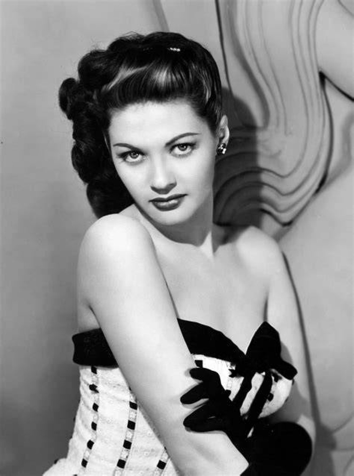 Unveiling the Scandal: Yvonne De Carlo's Affair with Howard Hughes