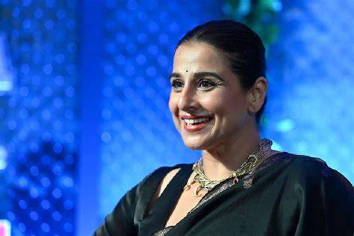 Vidya Balan Remains Composed as Fan Attempts to Take Selfie at Pankaj Udhas' Funeral; Video Goes Viral