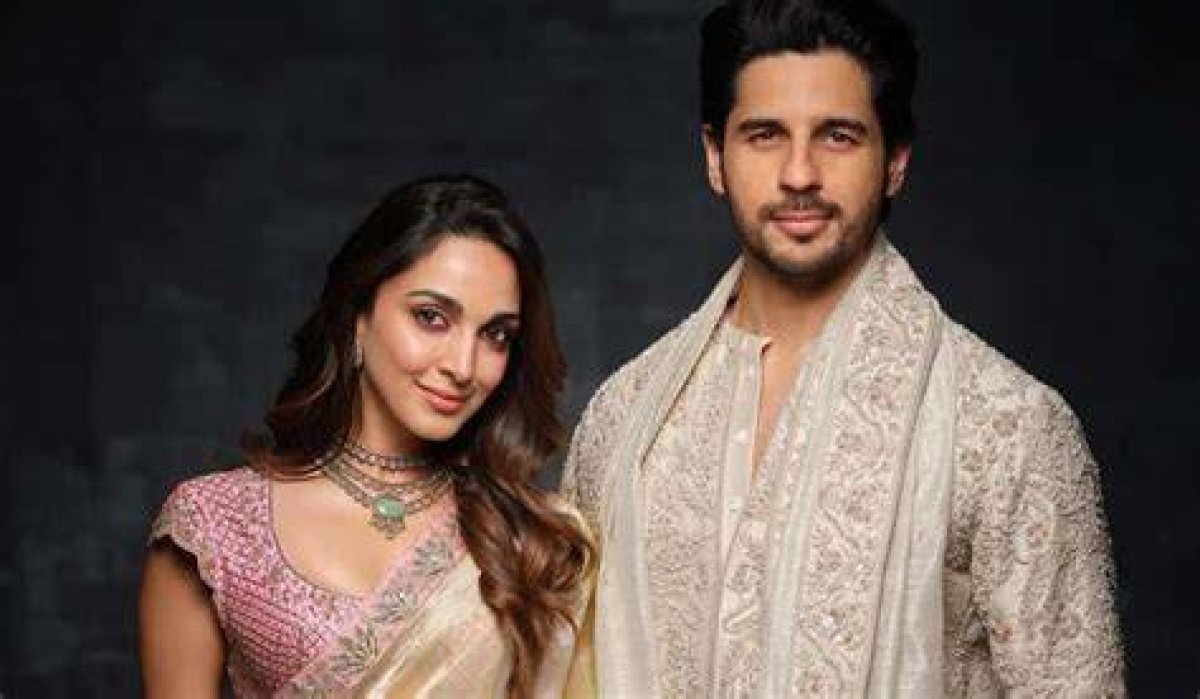 Watch: Sidharth Malhotra-Kiara Advani up Their Twinning Game at Airport; Indulge in Fun Banter with Paparazzi