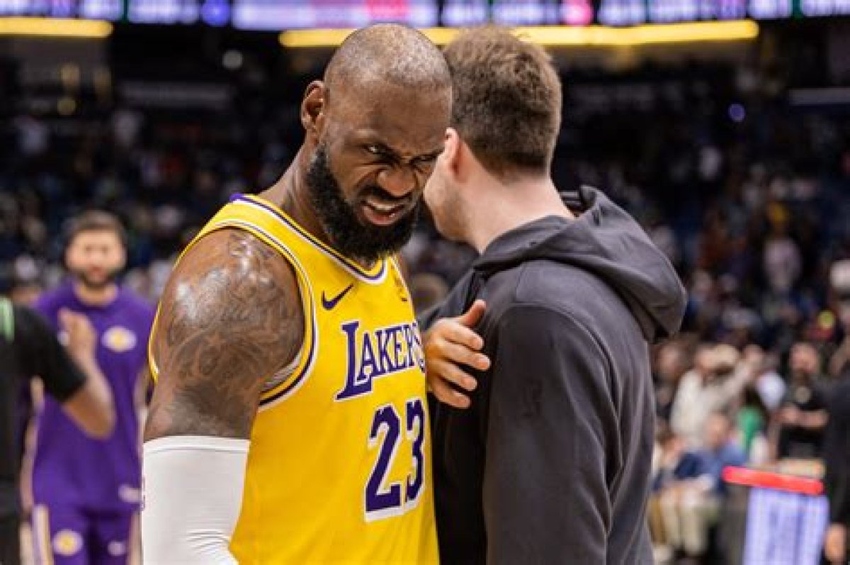 Watch: When Lebron James Hilariously Stole Kevin Hart’s Drink and Gave It to Drake During an Nba All-Star Game