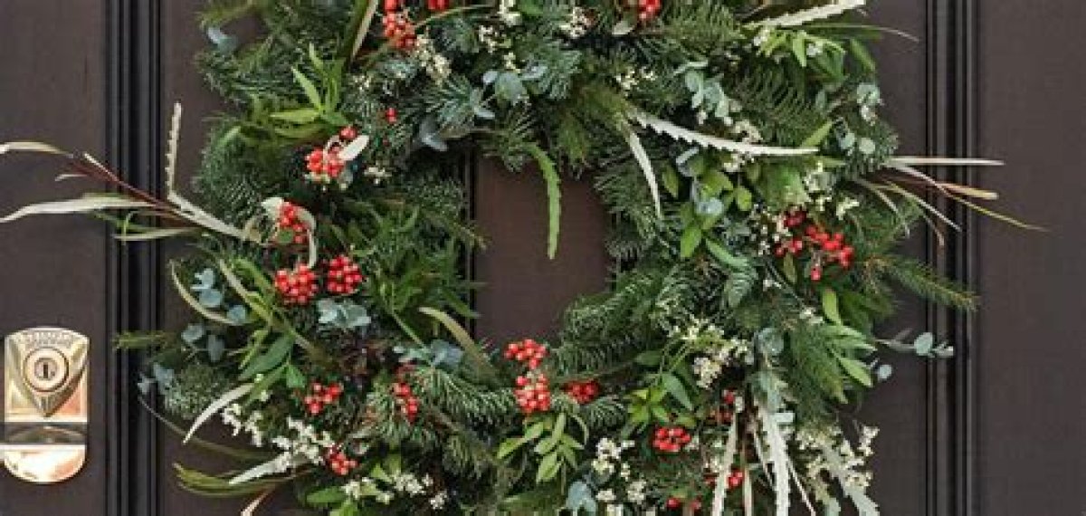 What Foliage to Use in Christmas Wreath?