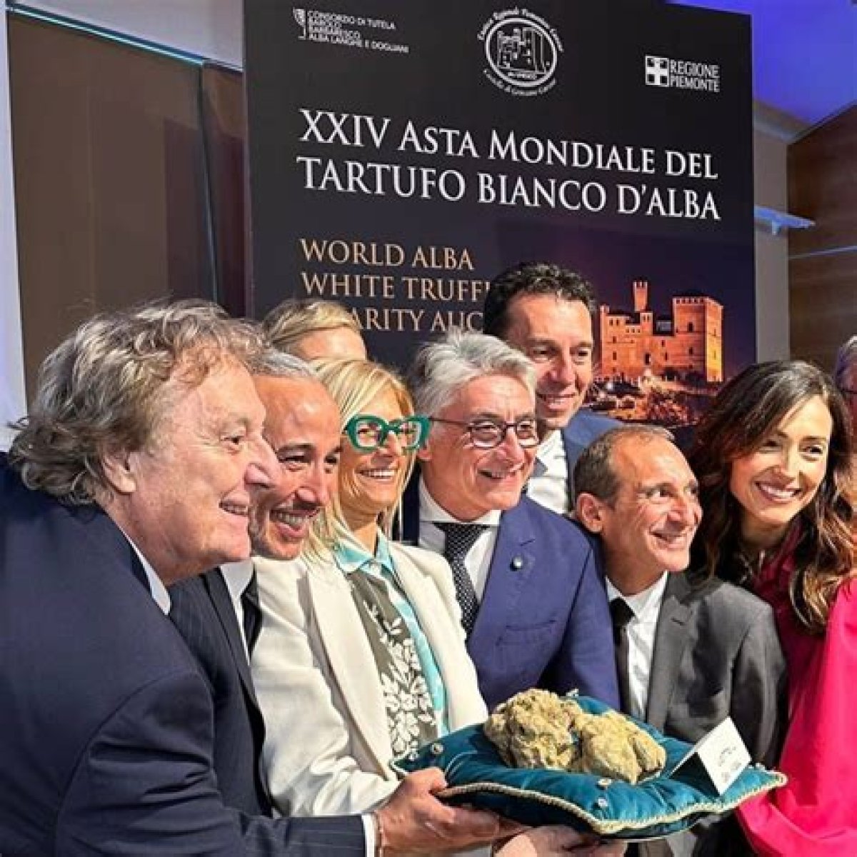 White Truffle Weighing over 1Kg Sold to Hong Kong Bidder for Us$141,000 at International Auction